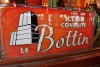 Ici on consulte le bottin, panneau à la Closerie des Lilas, Paris (Hotels-HPRG/flickr.com)