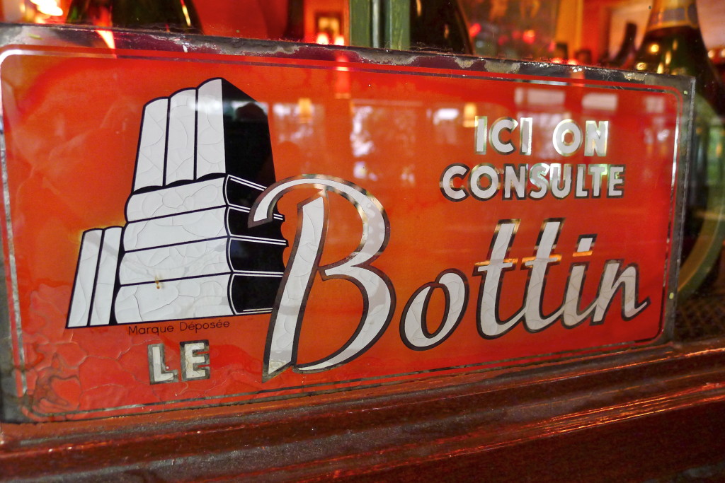 Ici on consulte le bottin, panneau à la Closerie des Lilas, Paris (Hotels-HPRG/flickr.com)