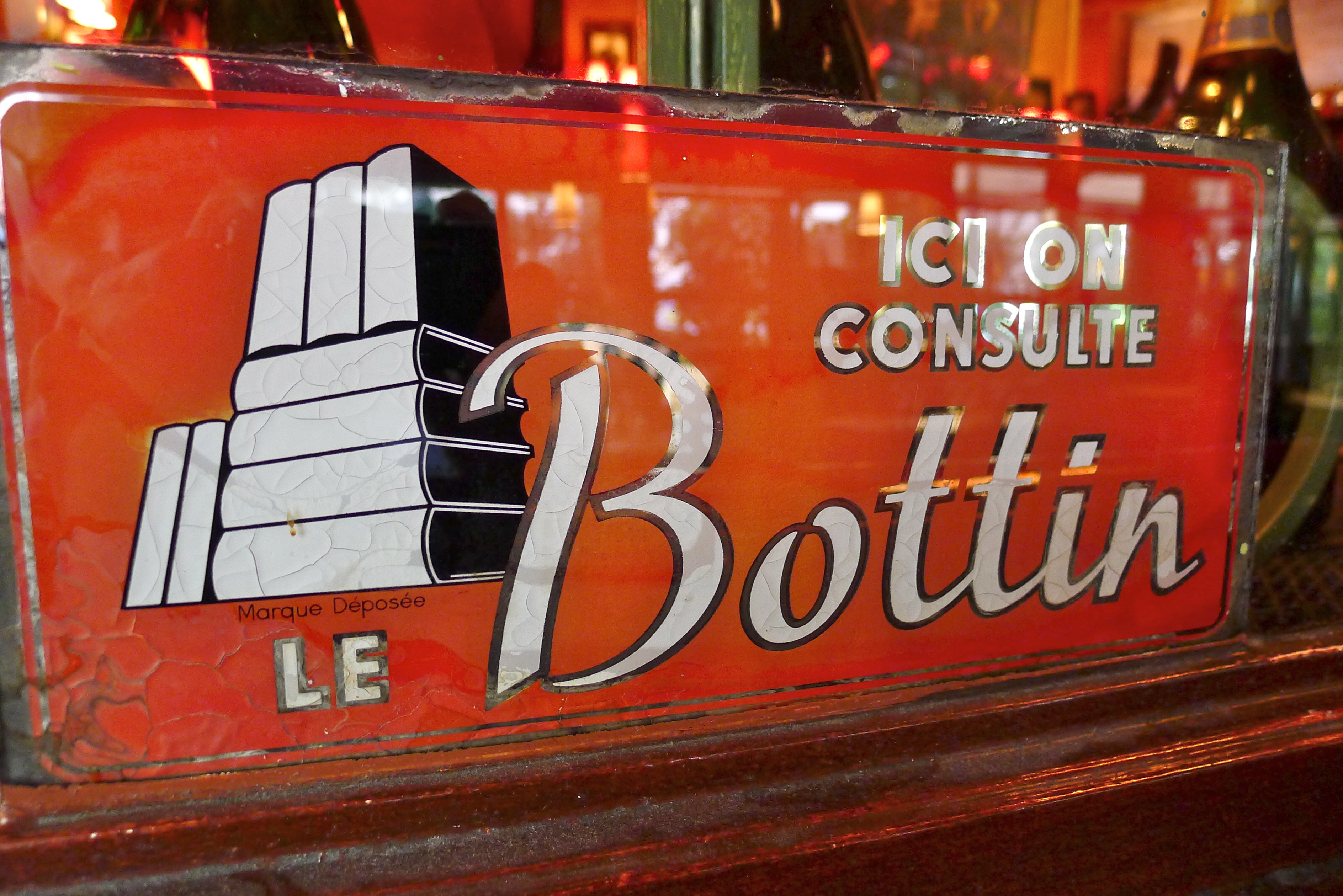 Ici on consulte le bottin, panneau à la Closerie des Lilas, Paris (Hotels-HPRG/flickr.com)